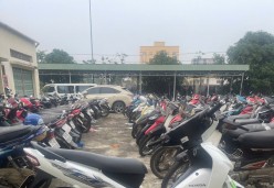Tài sản là tang vật, phương tiện vi phạm hành chính bị tịch thu sung quỹ nhà nước theo các Quyết định tịch thu tang vật, phương tiện vi phạm hành chính của Công an thành phố Đồng Hới: 05 xe mô tô, xe gắn máy hai bánh